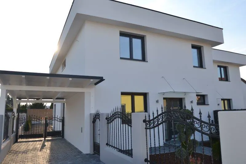 Doppelhaus mit Carport und Einfriedung – Roman Bau GmbH