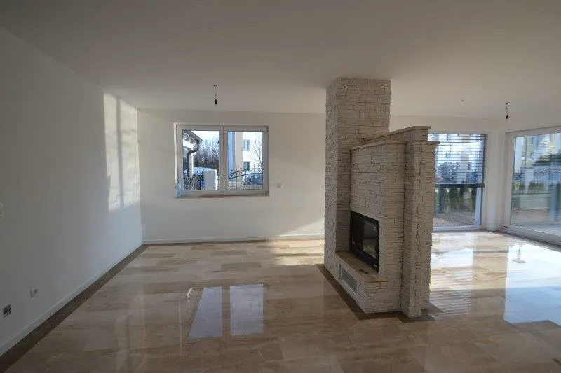 Wohnraum mit Kamin nach der Fertigstellung durch die Roman Bau GmbH